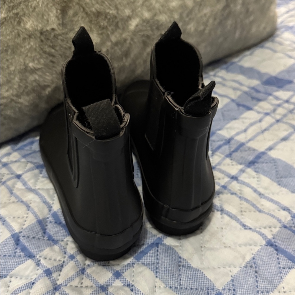 21. Hunter Chelsea Boots - With Boot Shine/Rubber Buffer Spray - Picture 7 of 7